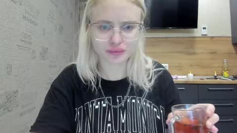 Snapshot of be_daddy chatting on 12-15-24, 04:59 Summer BABY online show from 12-15-24, 04:59
