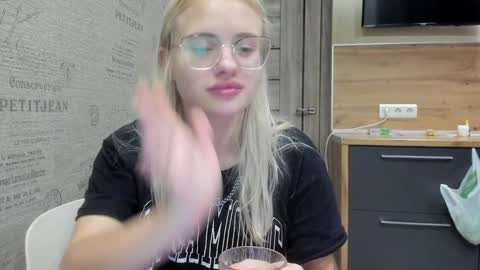 Snapshot of be_daddy chatting on 12-15-24, 08:04 Summer BABY online show from 12-15-24, 08:04