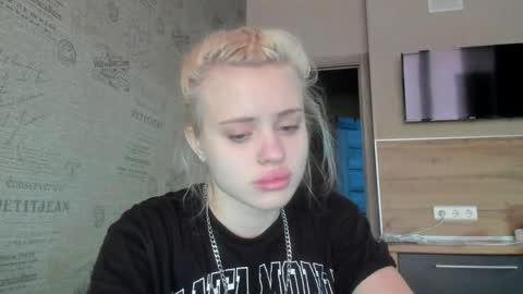 Snapshot of be_daddy chatting on 12-18-24, 01:02 Summer BABY online show from 12-18-24, 01:02