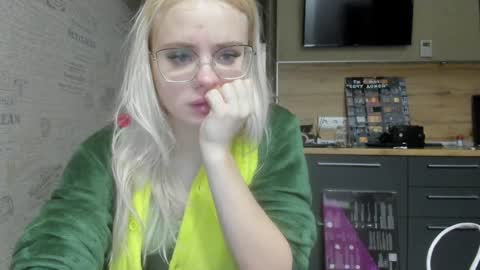Snapshot of be_daddy chatting on 02-03-25, 03:38 Summer BABY online show from 02-03-25, 03:38