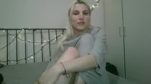 Snapshot of bea_trix77 chatting on 01-15-25, 09:30 Yours sweet Bea 3 online show from 01-15-25, 09:30