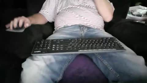 Snapshot of beachguy38 chatting on 11-09-25, 06:28 beachguy38 online show from 11-09-25, 06:28