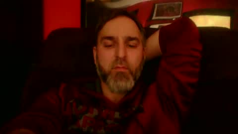 Snapshot of beardedambition chatting on 11-23-25, 04:01 beardedambition online show from 11-23-25, 04:01