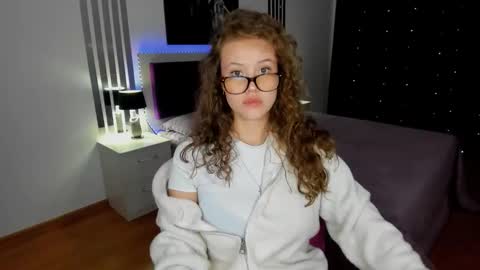 BeatriceWild online show from 10-12-25, 10:58