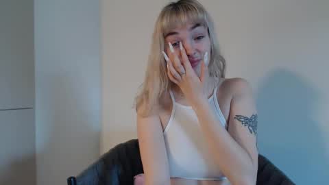 Snapshot of beauty_xpolly chatting on 11-19-25, 10:59 POLLY online show from 11-19-25, 10:59