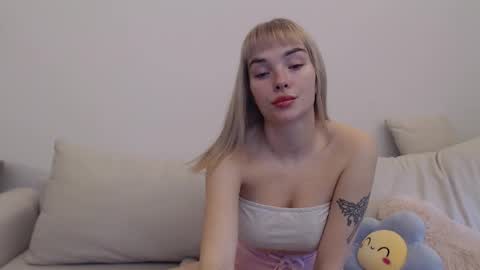 Snapshot of beauty_xpolly chatting on 12-03-25, 10:35 POLLY online show from 12-03-25, 10:35