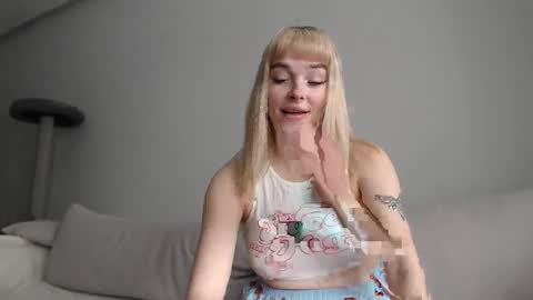 Snapshot of beauty_xpolly chatting on 02-17-26, 12:01 POLLY online show from 02-17-26, 12:01