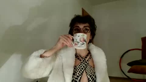 Snapshot of bebacksooon chatting on 02-25-26, 06:17 Raluca online show from 02-25-26, 06:17