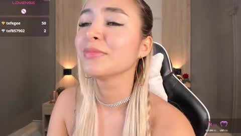 Snapshot of bella1207 chatting on 01-07-25, 10:30 Bella cam online show from 01-07-25, 10:30
