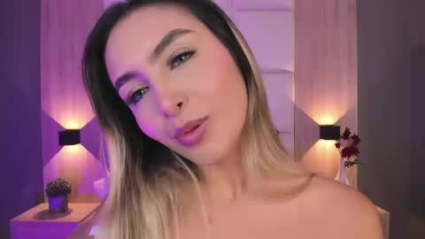 Snapshot of bella1207 chatting on 09-19-25, 09:15 Bella cam online show from 09-19-25, 09:15
