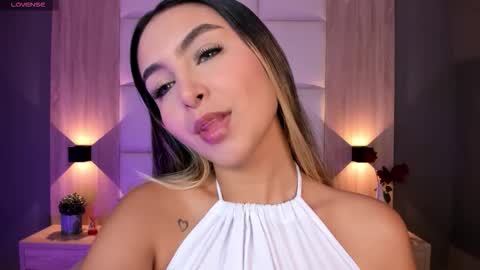 Snapshot of bella1207 chatting on 09-30-25, 07:30 Bella cam online show from 09-30-25, 07:30