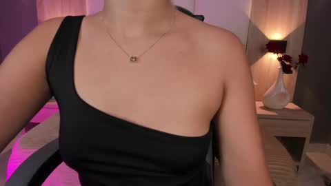 Snapshot of bella1207 chatting on 10-06-25, 07:22 Bella cam online show from 10-06-25, 07:22