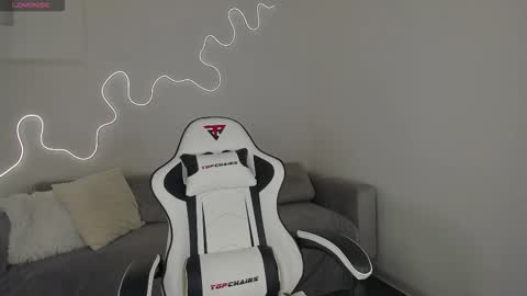 Hi I am Bella online show from 12-15-25, 03:11