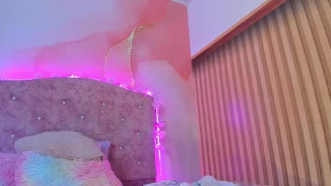 Snapshot of bella__sweets chatting on 03-08-25, 01:06 Melanie online show from 03-08-25, 01:06