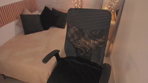 Snapshot of bella_desi chatting on 01-10-25, 12:15 Dessi  online show from 01-10-25, 12:15