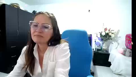 Snapshot of bella_ghisell chatting on 10-01-25, 09:54 Bella online show from 10-01-25, 09:54