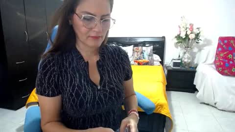 Snapshot of bella_ghisell chatting on 10-17-25, 12:14 Bella online show from 10-17-25, 12:14