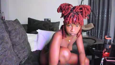 Snapshot of bella_thequeen chatting on 10-11-25, 09:35 Bella sweetpea online show from 10-11-25, 09:35