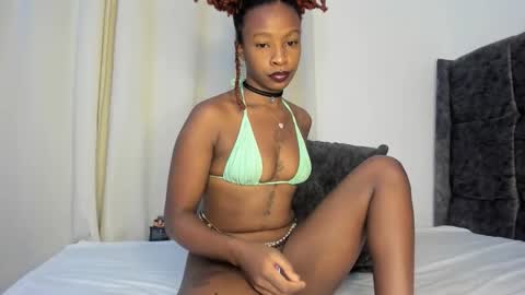 Snapshot of bella_thequeen chatting on 11-19-25, 01:49 Bella sweetpea online show from 11-19-25, 01:49