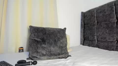 Snapshot of bella_thequeen chatting on 11-22-25, 09:14 Bella sweetpea online show from 11-22-25, 09:14