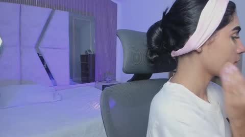 bellaastorm online show from 10-02-25, 02:24