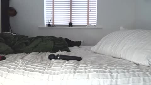 Bella Black online show from 12-15-25, 10:52