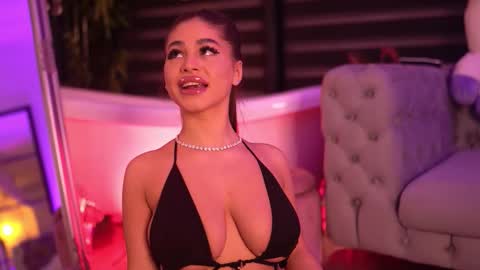 Snapshot of bellanoirre chatting on 12-19-25, 06:48 Bella online show from 12-19-25, 06:48