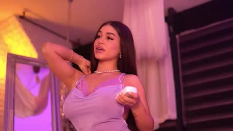 Snapshot of bellanoirre chatting on 12-21-25, 06:26 Bella online show from 12-21-25, 06:26