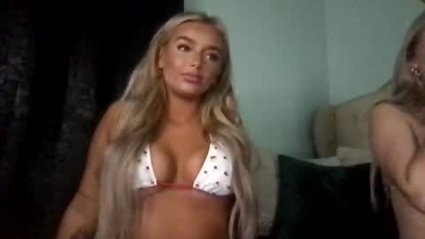 Snapshot of bellaraynebutler chatting on 11-18-25, 03:45 Bella online show from 11-18-25, 03:45