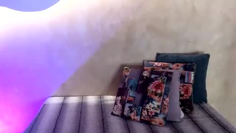 bellarooux online show from 12-17-25, 12:11