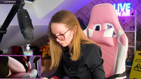 Snapshot of belle_alice chatting on 01-20-25, 01:42 Alice online show from 01-20-25, 01:42