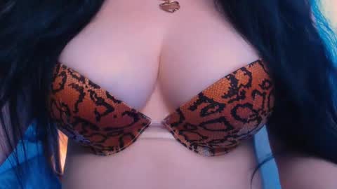 Snapshot of bellelovexx chatting on 01-11-25, 12:18 Hello I am kind friendly and cute girl online show from 01-11-25, 12:18