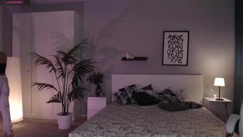 Bella online show from 10-19-25, 01:06