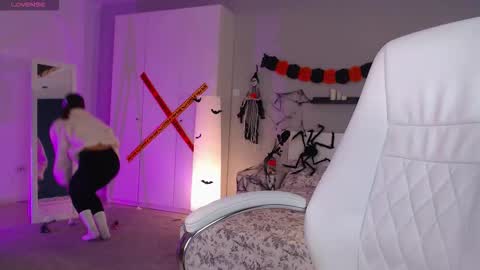 Bella online show from 10-29-25, 01:41