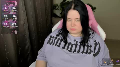 LinaBoo online show from 12-17-25, 05:02