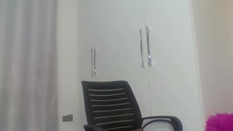 Snapshot of berryl8 chatting on 11-15-25, 07:10 berryl online show from 11-15-25, 07:10