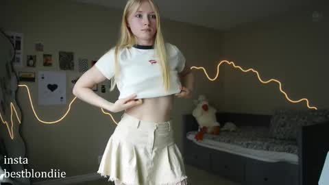 Snapshot of bestblondiiecb chatting on 02-28-25, 08:50 Chloe Next stream on Friday online show from 02-28-25, 08:50