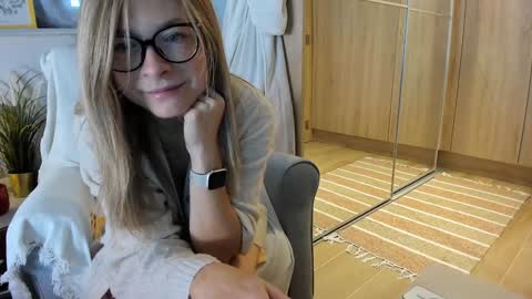 Snapshot of bestgirl_ofthe_neighborhood chatting on 10-20-25, 06:47 Vicky   online show from 10-20-25, 06:47