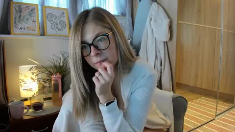 Snapshot of bestgirl_ofthe_neighborhood chatting on 10-21-25, 06:36 Vicky   online show from 10-21-25, 06:36