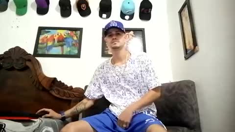 Snapshot of bestia_salvaje chatting on 02-14-25, 11:20 Andres online show from 02-14-25, 11:20