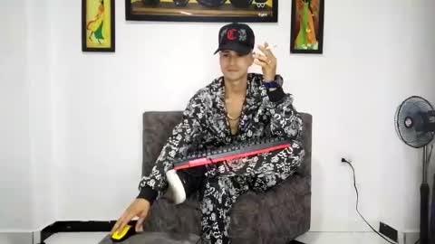 Snapshot of bestia_salvaje chatting on 03-12-25, 10:39 Andres online show from 03-12-25, 10:39