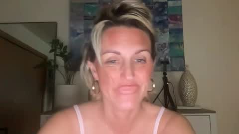 Snapshot of betterconvobesttime chatting on 11-25-25, 12:43 Best Time and Even better Convo online show from 11-25-25, 12:43