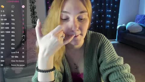 Snapshot of betty_witchy chatting on 02-03-25, 05:07 Dory make me happier online show from 02-03-25, 05:07