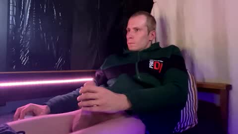 big_hairy_cock_is_horny online show from 11-21-25, 09:13