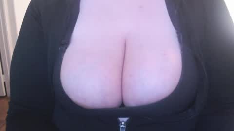 Snapshot of bigbittiesandfun chatting on 01-20-25, 02:11 bigbittiesandfun online show from 01-20-25, 02:11