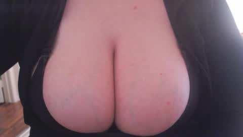 Snapshot of bigbittiesandfun chatting on 01-21-25, 08:43 bigbittiesandfun online show from 01-21-25, 08:43