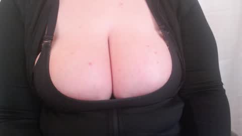 Snapshot of bigbittiesandfun chatting on 02-04-25, 09:10 bigbittiesandfun online show from 02-04-25, 09:10