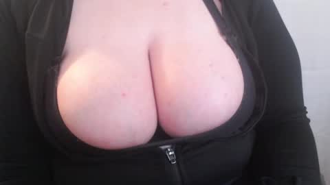 Snapshot of bigbittiesandfun chatting on 02-05-25, 08:57 bigbittiesandfun online show from 02-05-25, 08:57