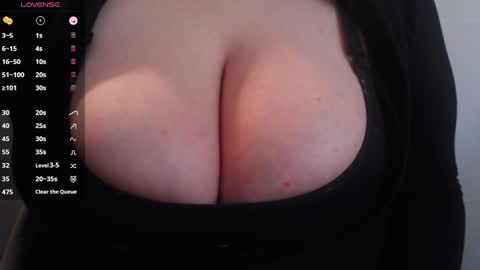 Snapshot of bigbittiesandfun chatting on 03-04-25, 05:13 bigbittiesandfun online show from 03-04-25, 05:13