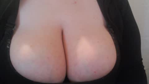 Snapshot of bigbittiesandfun chatting on 03-05-25, 01:21 bigbittiesandfun online show from 03-05-25, 01:21